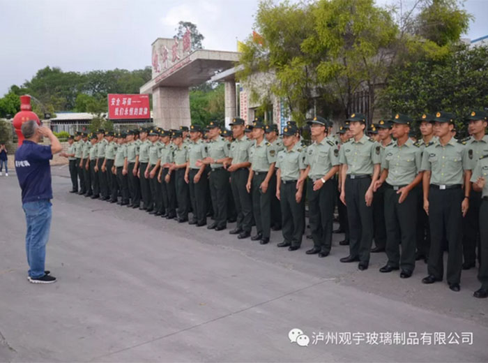 嘉明部隊(duì)官兵參觀訪問(wèn)觀宇玻璃